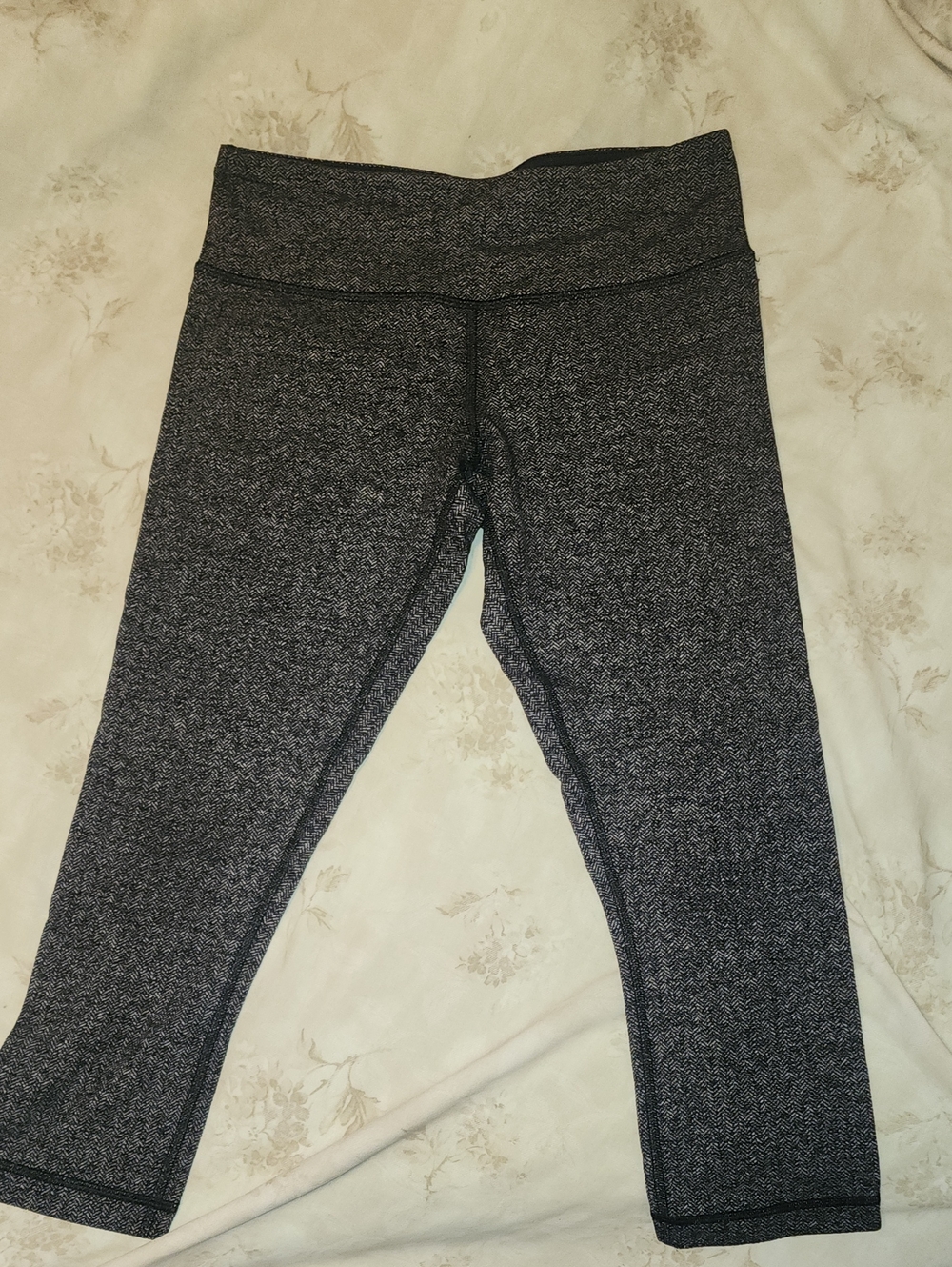 Lululemon Black Heather Active Capri Leggings